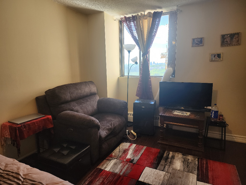 Room with private and shared washroom - 2
